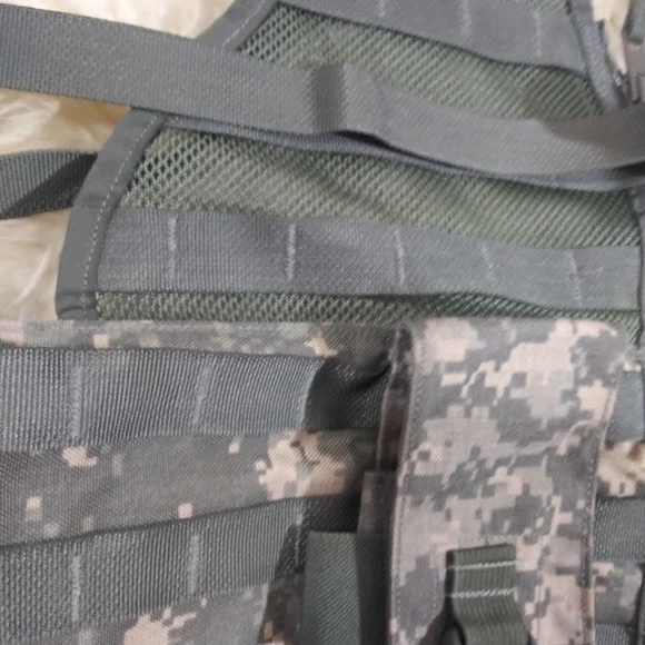 ACU Fighting Load Carrier MOLLE II Utility Vest - Picture 6 of 8